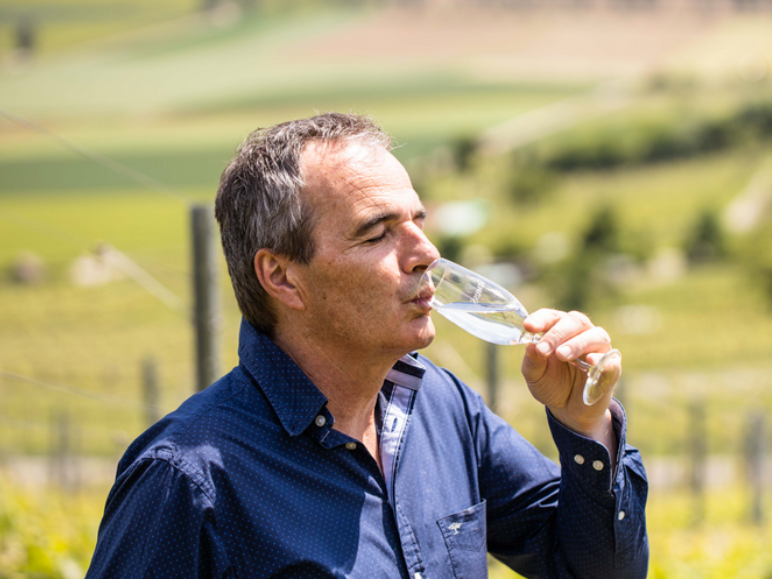 Andrea Davaz ist Inhaber der Rimuss & Strada Wein AG und geniest einen schluck des preisgekrönten, prickelnden, schweizer Schaumwein