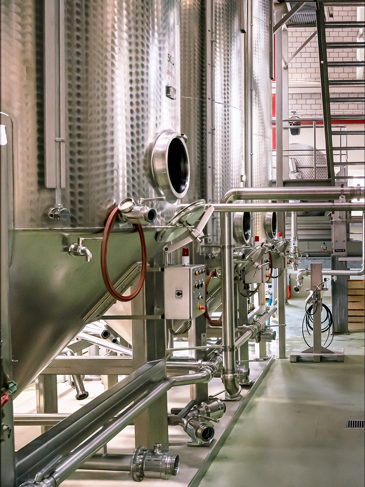 Der moderne Weinkeller der Rimuss und Strada Wein AG, aus welchem die preisgekrönten schweizer Schaumwein Strada Rosé, Strada Extra Dry und Strada Brut stammt.