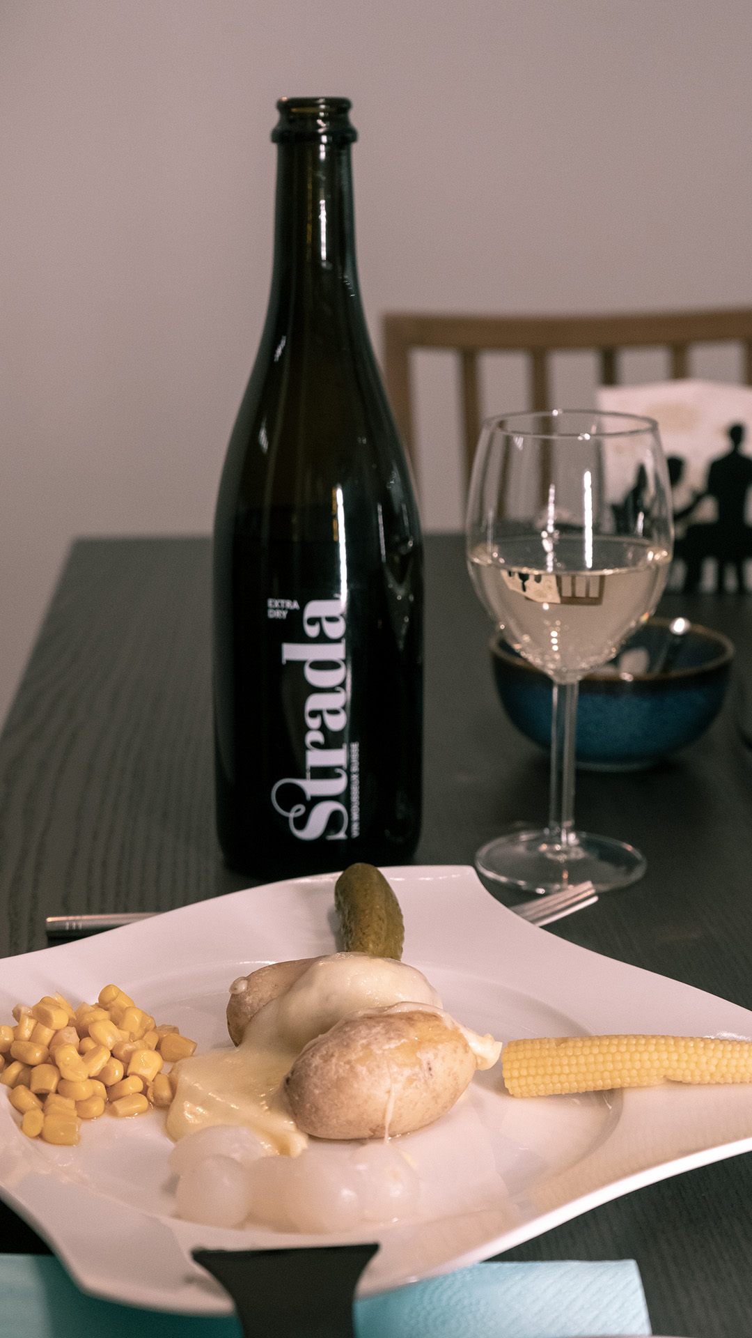 Der preisgekrönte, prickelnde schweizer Schaumwein aus Hallau der Rimuss & Strada Wein AG ist der Strada Extra Dry, welcher hervorragend zu einem Raclette passt