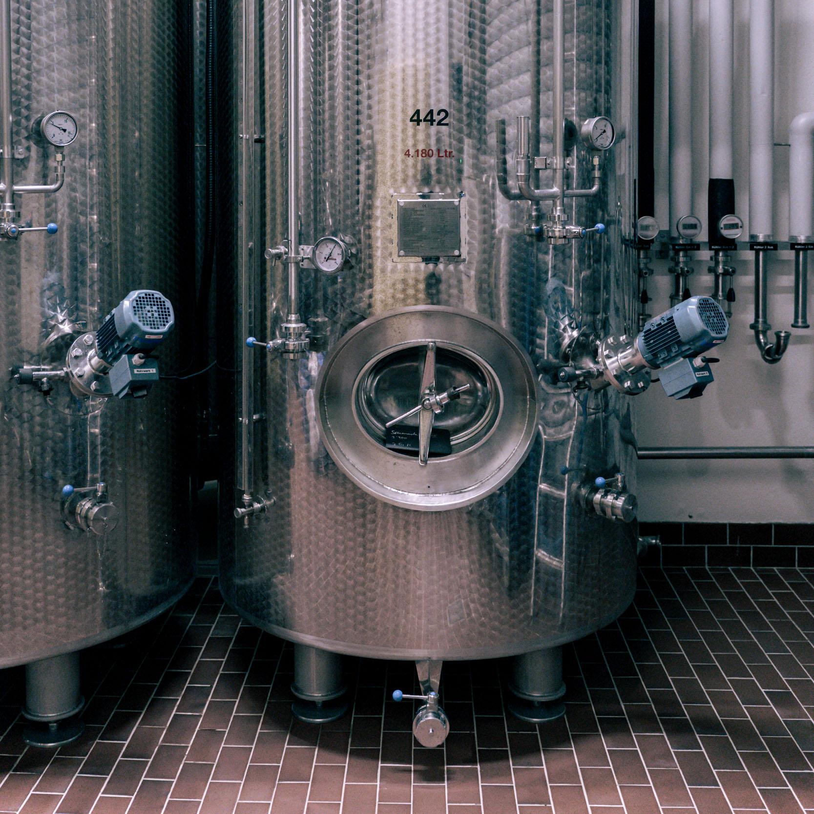 Der moderne Weinkeller der Rimuss und Strada Wein AG, aus welchem die preisgekrönten schweizer Schaumwein Strada Rosé, Strada Extra Dry und Strada Brut stammt.